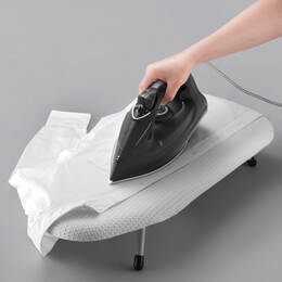 Bàn ủi hơi nước LocknLock 1800W, mặt đế ceramic, bình nước 220ml – ENI334BLK